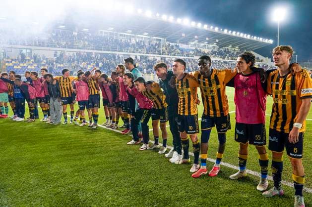 SS Juve Stabia v US Avellino - Serie B Players of SS Juve Stabia celebrate at the end of the Serie B match between SS Juve Stabia and US Avellino at Stadio Romeo Menti Castellammare Di Stabia Italy on 18 October 2025. Castellammare Di Stabia Castellammare Di Stabia Italy  Copyright: xFrancoxRomanox originalFilename:romano-ssjuvest251018_np3j5.jpg