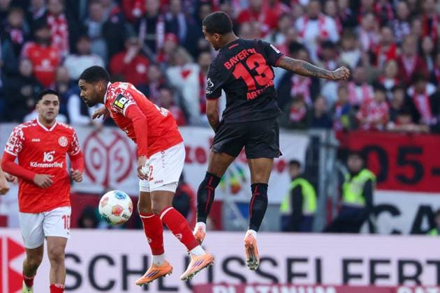 Mainz, Mewa Arena Mainz , 18.10.25, GER, Herren, 1. Bundesliga, Saison 2025-2026, 1. FSV Mainz 05 - Bayer 04 Leverkusen, Philipp Mwene (1. FSV Mainz 05) und Arthur (Bayer 04 Leverkusen) im Zweikampf, DFB DFL REGULATIONS PROHIBIT ANY USE OF PHOTOGRAPHS AS IMAGE SEQUENCES AND OR QUASI-VIDEO. Copyright: JoachimxBywaletz xJB-Sportfoto