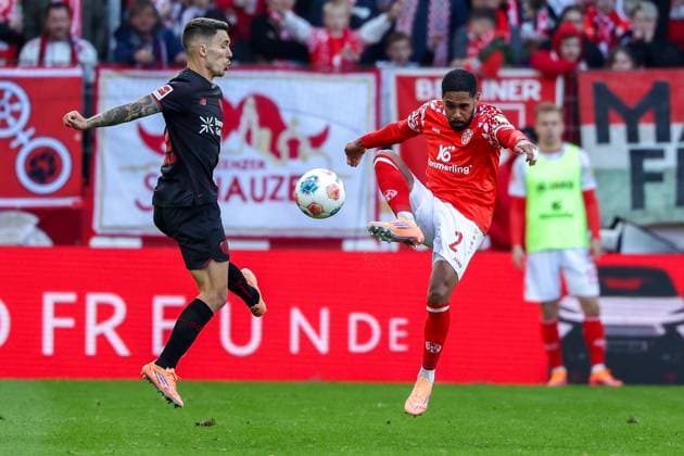 Mainz, Mewa Arena Mainz , 18.10.25, GER, Herren, 1. Bundesliga, Saison 2025-2026, 1. FSV Mainz 05 - Bayer 04 Leverkusen, Alejandro Grimaldo (Bayer 04 Leverkusen) und Philipp Mwene (1. FSV Mainz 05) im Zweikampf, DFB DFL REGULATIONS PROHIBIT ANY USE OF PHOTOGRAPHS AS IMAGE SEQUENCES AND OR QUASI-VIDEO. Copyright: JoachimxBywaletz xJB-Sportfoto