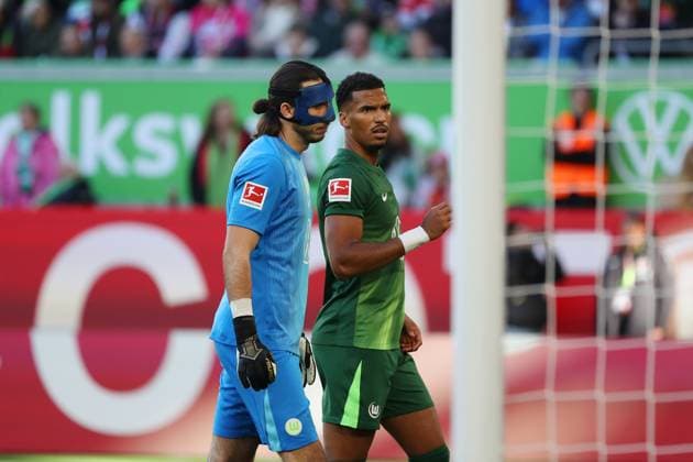 VfL vs. Stuttgart, 1. BL Wolfsburg, 18.10.2025, FUßBALL - VfL Wolfsburg vs. VfB Stuttgart, 1. BL, Saison 2025 26. Torwart Kamil Grabara (VfL Wolfsburg), Moritz Jenz (VfL Wolfsburg) Wolfsburg