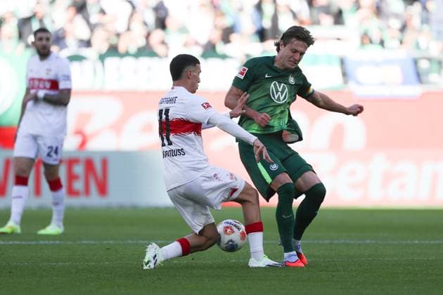 VfL vs. Stuttgart, 1. BL Wolfsburg, 18.10.2025, FUßBALL - VfL Wolfsburg vs. VfB Stuttgart, 1. BL, Saison 2025 26. Bilal El Khannouss (VfB Stuttgart), Mattias Svanberg (VfL Wolfsburg) Wolfsburg