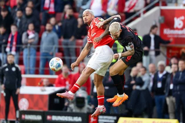 Mainz, Mewa Arena Mainz , 18.10.25, GER, Herren, 1. Bundesliga, Saison 2025-2026, 1. FSV Mainz 05 - Bayer 04 Leverkusen, Robert Andrich (Bayer 04 Leverkusen) und Armindo Sieb (1. FSV Mainz 05) im Zweikampf, DFB DFL REGULATIONS PROHIBIT ANY USE OF PHOTOGRAPHS AS IMAGE SEQUENCES AND OR QUASI-VIDEO. Copyright: JoachimxBywaletz xJB-Sportfoto