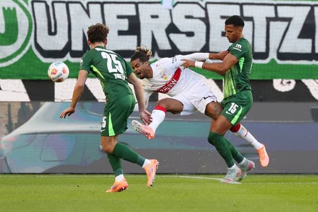 VfL vs. Stuttgart, 1. BL Wolfsburg, 18.10.2025, FUßBALL - VfL Wolfsburg vs. VfB Stuttgart, 1. BL, Saison 2025 26. Aaron Zehnter (VfL Wolfsburg), Lorenz Assignon (VfB Stuttgart), Moritz Jenz (VfL Wolfsburg) Wolfsburg