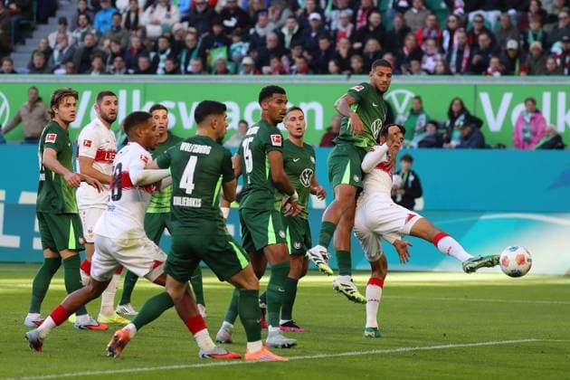 VfL vs. Stuttgart, 1. BL Wolfsburg, 18.10.2025, FUßBALL - VfL Wolfsburg vs. VfB Stuttgart, 1. BL, Saison 2025 26. Vinicius Vini Souza (VfL Wolfsburg), Chema (VfB Stuttgart) Wolfsburg