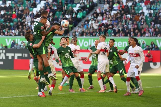 VfL vs. Stuttgart, 1. BL Wolfsburg, 18.10.2025, FUßBALL - VfL Wolfsburg vs. VfB Stuttgart, 1. BL, Saison 2025 26. Mattias Svanberg (VfL Wolfsburg), Moritz Jenz (VfL Wolfsburg), Konstantinos Koulierakis (VfL Wolfsburg) Wolfsburg