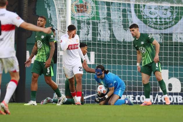 VfL vs. Stuttgart, 1. BL Wolfsburg, 18.10.2025, FUßBALL - VfL Wolfsburg vs. VfB Stuttgart, 1. BL, Saison 2025 26. Torwart Kamil Grabara (VfL Wolfsburg), Konstantinos Koulierakis (VfL Wolfsburg) Wolfsburg