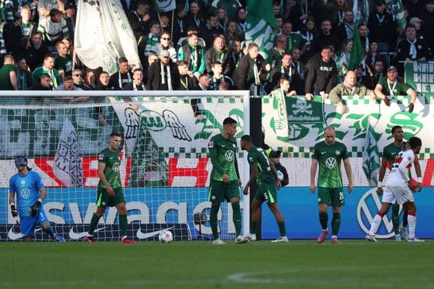 VfL vs. Stuttgart, 1. BL Wolfsburg, 18.10.2025, FUßBALL - VfL Wolfsburg vs. VfB Stuttgart, 1. BL, Saison 2025 26. Adam Daghim (VfL Wolfsburg), Adam Daghim (VfL Wolfsburg), Christian Eriksen (VfL Wolfsburg) Wolfsburg