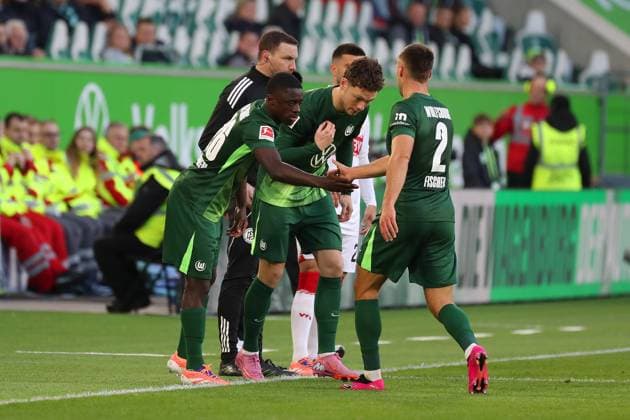 VfL vs. Stuttgart, 1. BL Wolfsburg, 18.10.2025, FUßBALL - VfL Wolfsburg vs. VfB Stuttgart, 1. BL, Saison 2025 26. SaÃ«l Kumbedi (VfL Wolfsburg), Skov Olsen (VfL Wolfsburg) komme ins Spiel. Wolfsburg