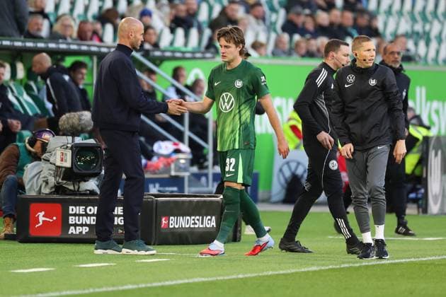 VfL vs. Stuttgart, 1. BL Wolfsburg, 18.10.2025, FUßBALL - VfL Wolfsburg vs. VfB Stuttgart, 1. BL, Saison 2025 26. Cheftrainer Paul Simonis (VfL Wolfsburg), Mattias Svanberg (VfL Wolfsburg) Wolfsburg