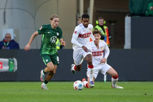 VfL vs. Stuttgart, 1. BL Wolfsburg, 18.10.2025, FUßBALL - VfL Wolfsburg vs. VfB Stuttgart, 1. BL, Saison 2025 26. Lovro Majer (VfL Wolfsburg), Lorenz Assignon (VfB Stuttgart) Wolfsburg