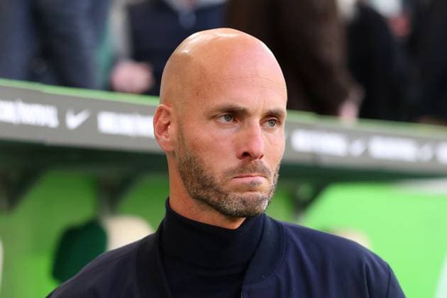 VfL vs. Stuttgart, 1. BL Wolfsburg, 18.10.2025, FUßBALL - VfL Wolfsburg vs. VfB Stuttgart, 1. BL, Saison 2025 26. Cheftrainer Paul Simonis (VfL Wolfsburg) Wolfsburg