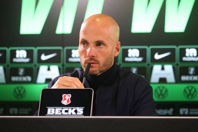 VfL vs. Stuttgart, 1. BL Wolfsburg, 18.10.2025, FUßBALL - VfL Wolfsburg vs. VfB Stuttgart, 1. BL, Saison 2025 26. Cheftrainer Paul Simonis (VfL Wolfsburg) während der Pressekonferenz. Wolfsburg