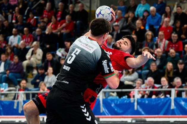 Bietigheim: HBL - 25 26 - SG BBM Bietigheim - TUSEM Essen v. li. im Zweikampf Valentin Willner (Tusem Essen), Juan de la Pena (Bietigheim) Bietigheim-Bissingen Egetrans Arena Baden-Württemberg Deutschland