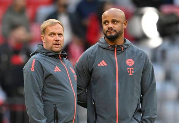 vor Spielbeginn: Trainer Coach Vincent Kompany FC Bayern Muenchen FCB Platzinspektion Co-Trainer Coach Aaron Danks FC Bayern Muenchen FCB FC Bayern Muenchen FCB vs Borussia Dortmund BVB Classico 18.10.2025 DFL REGULATIONS PROHIBIT ANY USE OF PHOTOGRAPHS AS IMAGE SEQUENCES AND OR QUASI-VIDEO FC Bayern Muenchen FCB vs Borussia Dortmund BVB Classico *** before the start of the match Coach Coach Vincent Kompany FC Bayern Muenchen FCB pitch inspection Co Coach Coach Aaron Danks FC Bayern Muenchen FCB FC Bayern Muenchen FCB vs Borussia Dortmund BVB Classico 18 10 2025 DFL REGULATIONS PROHIBIT ANY USE OF PHOTOGRAPHS AS IMAGE SEQUENCES AND OR QUASI VIDEO FC Bayern Muenchen FCB vs Borussia Dortmund BVB Classico