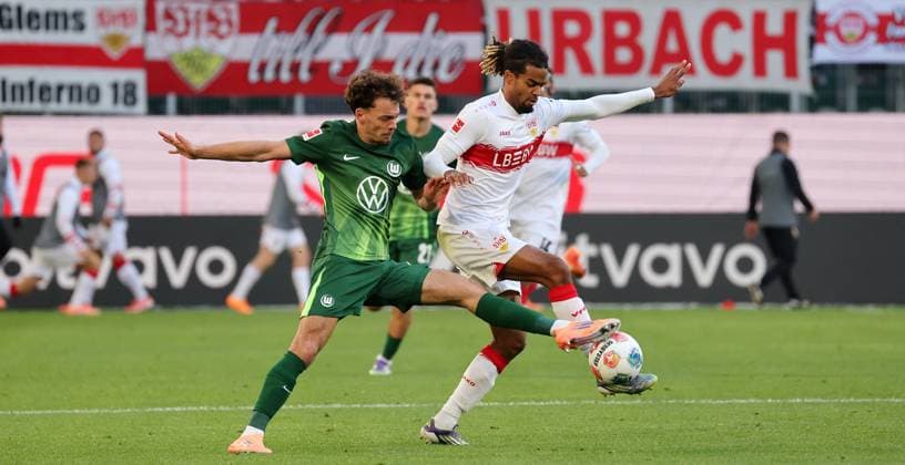 18.10.2025, Deutschland, Wolfsburg, Fußball Bundesliga, Saison 2025 2026, VfL Wolfsburg vs. VfB Stuttgart, v.l. Aaron Zehnter (VfL), Lorenz Assignon (VfB)