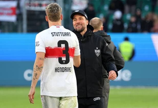 18.10.2025, Deutschland, Wolfsburg, Fußball Bundesliga, Saison 2025 2026, VfL Wolfsburg vs. VfB Stuttgart, v.l. Ramon Hendriks (VfB), VfB Trainer Sebastian Hoeneß