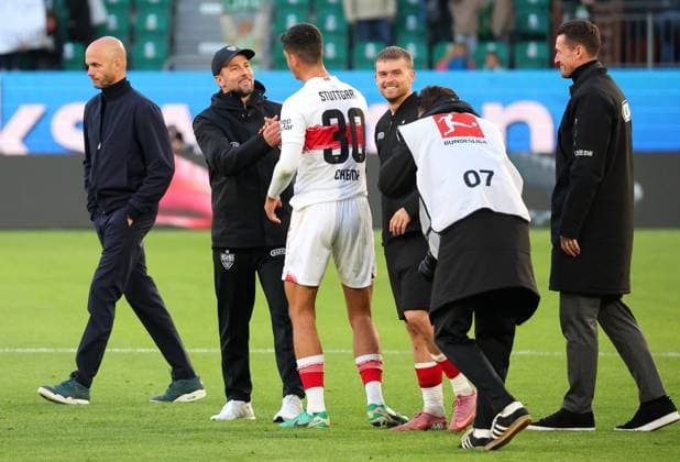 18.10.2025, Deutschland, Wolfsburg, Fußball Bundesliga, Saison 2025 2026, VfL Wolfsburg vs. VfB Stuttgart, v.l. VfL Trainer Paul Simonis, VfB Trainer Sebastian Hoeneß, Chema (VfB), Maximilian Mittelstädt (VfB), VfB Sportdirektor Christian Gentner