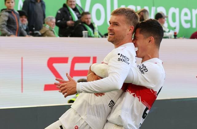 18.10.2025, Deutschland, Wolfsburg, Fußball Bundesliga, Saison 2025 2026, VfL Wolfsburg vs. VfB Stuttgart, Jubel nach dem 0:2 Tor, Torschütze Maximilian Mittelstädt (VfB), rechts Chema (VfB)