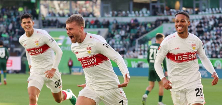 18.10.2025, Deutschland, Wolfsburg, Fußball Bundesliga, Saison 2025 2026, VfL Wolfsburg vs. VfB Stuttgart, Jubel nach dem 0:2 Tor, v.l. Chema (VfB), Torschütze Maximilian Mittelstädt (VfB), Nikolas Nartey (VfB)