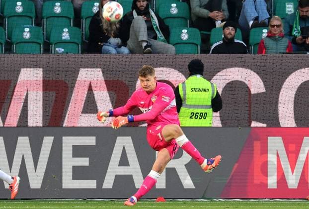 18.10.2025, Deutschland, Wolfsburg, Fußball Bundesliga, Saison 2025 2026, VfL Wolfsburg vs. VfB Stuttgart, Alexander Nübel (VfB)