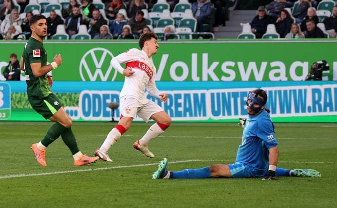 18.10.2025, Deutschland, Wolfsburg, Fußball Bundesliga, Saison 2025 2026, VfL Wolfsburg vs. VfB Stuttgart, 0:3 Tor, Torschütze Angelo Stiller (VfB)