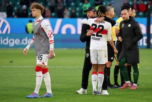 18.10.2025, Deutschland, Wolfsburg, Fußball Bundesliga, Saison 2025 2026, VfL Wolfsburg vs. VfB Stuttgart, v.l. VfB Trainer Sebastian Hoeneß, Lorenz Assignon (VfB)