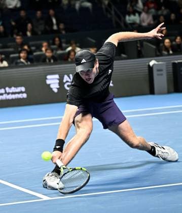(251019) -- ALMATY, Oct. 19, 2025 -- Alex Michelsen of the United States hits a return during the men s singles semifinal match against Corentin Moutet of France at the ATP, Tennis Herren 250 Almaty Tennis Open in Almaty, Kazakhstan, on Oct. 18, 2025. ) (SP)KAZAKHSTAN-ALMATY-TENNIS-ALMATY OPEN-SEMIFINAL LixRenzi 