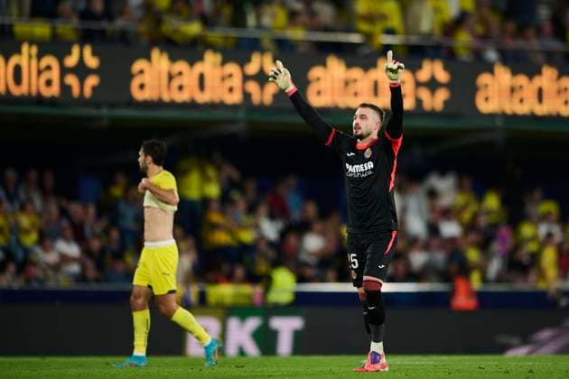 Villarreal CF and Real Betis - LaLiga EA Sports VILLARREAL, SPAIN - OCTOBER 18: Arnau Tenas Goalkeeper of Villarreal CF celebrates after scoring his team s second goal during to the LaLiga EA Sports match between Villarreal CF and Real Betis at La Ceramica stadium on October 18, 2025 in Villarreal, Spain. (Photo by Francisco Macia Photo Players Images Magara Press) Villarreal La Ceramica Stadium Spain Copyright: xFranciscoxMaciax