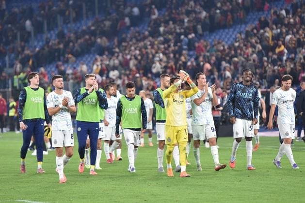 Roma v Inter - Serie A ROME, ITALY - OCTOBER 18 : Players of Inter celebrate after winning the Serie A soccer match between AS Roma and FC Intermilan at Stadio Olimpico on October 18,2025 in Rome, Italy. Claudio Pasquazi Anadolu Rome Italy. Editorial use only. Please get in touch for any other usage.  Copyright: x2025xAnadoluxClaudioxPasquazix