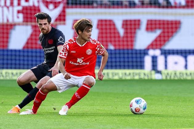 (251019) -- MAINZ, Oct. 19, 2025 -- Sano Kaishu (R) of FSV Mainz 05 vies with Jonas Hofmann of Bayer 04 Leverkusen during the German first division Bundesliga football match between FSV Mainz 05 and Bayer 04 Leverkusen in Mainz, Germany, Oct. 18, 2025. (Photo by Xinhua) (SP)GERMANY-MAINZ-FOOTBALL-BUNDESLIGA-MAINZ VS LEVERKUSEN JoachimxBywaletz 
