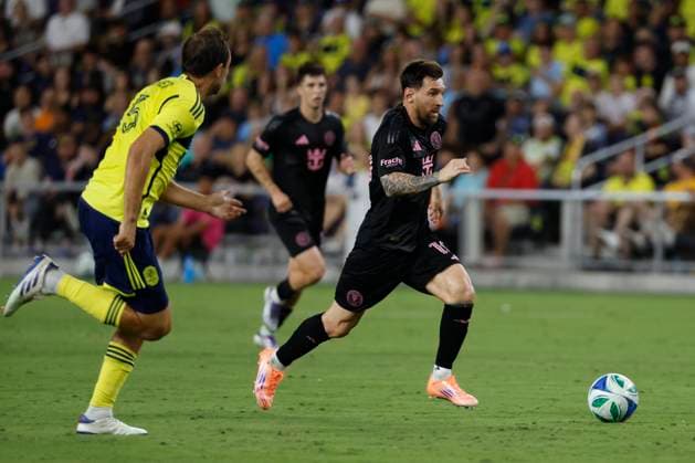 NASHVILLE, TN - OCTOBER 18: Inter Miami forward Lionel Messi 10 pushes the ball down the field in front of Nashville SC defender Jack Maher 5 during a match between Nashville SC and Inter Miami, October 18, 2025 at GEODIS Park in Nashville, Tennessee. (Photo by Matthew Maxey Icon Sportswire) SOCCER: OCT 18 MLS, Fussball Herren, USA Nashville SC vs Inter Miami CF EDITORIAL USE ONLY Icon25101828