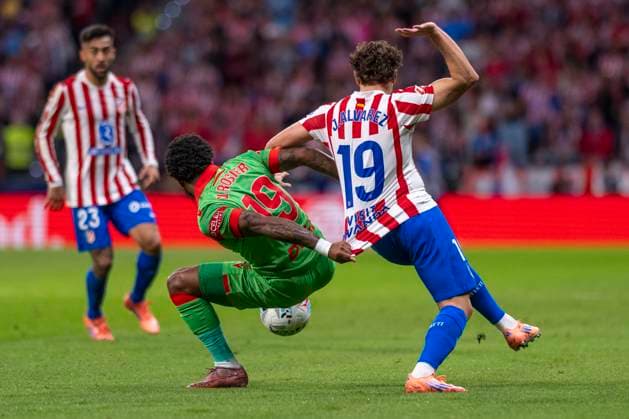 October 19, 2025, Madrid, Madrid, Spain: VALENTIN ROSIER of Club Atletico Osasuna dribbles against JULIAN ALVAREZ of ATLETICO DE MADRID during the EA Sports La Liga soccer match ATLETICO DE MADRID vs. CLUB ATLETICO OSASUNA, held on October 18, 2025, at the Riad Air Metropolitano, Madrid, Spain. Madrid Spain - ZUMAc312 20251019_zsp_c312_056 Copyright: xOscarxManuelxSanchezx
