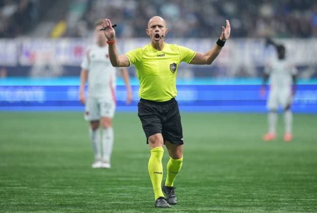 October 18, 2025, Vancouver, Bc, CANADA: Referee Allen Chapman shouts at Vancouver Whitecaps goalkeeper Yohei Takaoka to put the ball in play quicker during the first half of an MLS, Fussball Herren, USA soccer match against FC Dallas, in Vancouver, on Saturday, October 18, 2025. Canada News - October 18, 2025 - ZUMAc35_ 20251018_zaf_c35_206 Copyright: xDarrylxDyckx