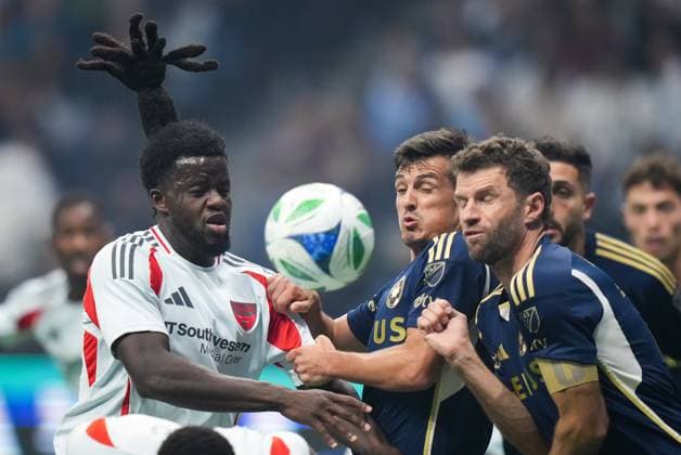 October 18, 2025, Vancouver, Bc, CANADA: FC Dallas Lalas Abubakar, from left to right, vies for the ball against Vancouver Whitecaps Andres Cubas and Thomas Muller during the first half of an MLS, Fussball Herren, USA soccer match, in Vancouver, on Saturday, October 18, 2025. Canada News - October 18, 2025 - ZUMAc35_ 20251018_zaf_c35_214 Copyright: xDarrylxDyckx
