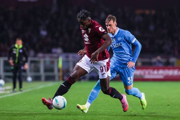 (L-R) Duvan Zapata of Torino FC competes for the ball with Sam Beukema of SSC Napoli during Serie A 2024 25 football match between Torino FC and SSC Napoli at Olimpico Grande Torino Stadium in Turin Turin Italy Copyright: xBEAUTIFULxSPORTS Carabellix