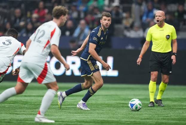 October 18, 2025, Vancouver, Bc, CANADA: Vancouver Whitecaps Thomas Muller, centre, looks to pass as FC Dallas Christian Cappis, front left, defends while referee Allen Chapman watches during the second half of an MLS, Fussball Herren, USA soccer match, in Vancouver, on Saturday, October 18, 2025. Canada News - October 18, 2025 - ZUMAc35_ 20251018_zaf_c35_218 Copyright: xDarrylxDyckx