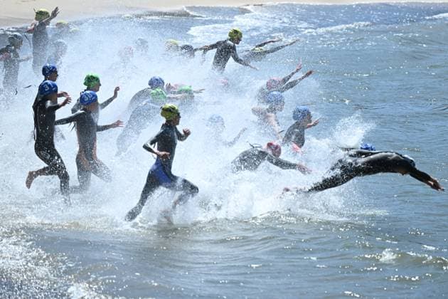 WORLD TRIATHLON CHAMPIONSHIPS, Competitors run into the water during the start of the Elite Women™s final at the World Triathlon Championships in Wollongong, Sunday, October 19, 2025. ( NO ARCHIVING, EDITORIAL USE ONLY WOLLONGONG NEW SOUTH WALES AUSTRALIA  Copyright: xDEANxLEWINSx 20251019195985142709
