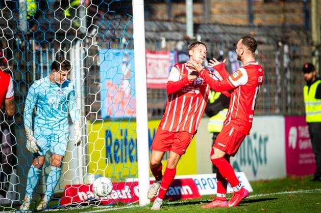 Babelsberg , 181025 , Fussball Regionalliga Nordost SV Babelsberg 03 - Rot Weiß Weiss Erfurt im Bild: Til Linus Schwarz und Ömer Uzun ( Erfurt)