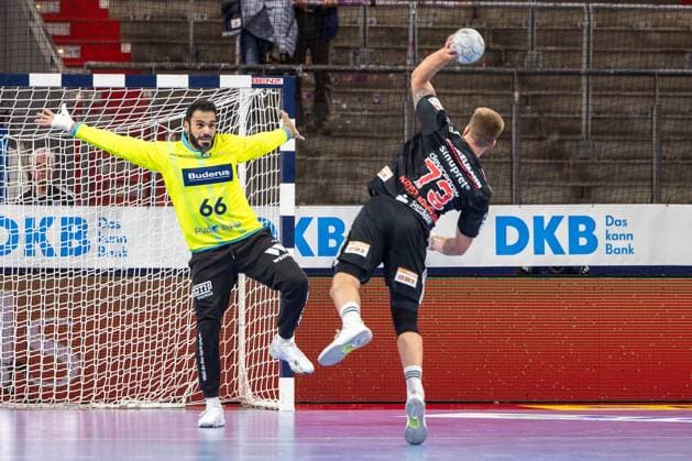 Karim Hendawy (HSG Wetzlar, 66) verteidigt das Tor gegen der Wurf von Viggo Kristjansson (HC Erlangen, 73) HC Erlangen vs. HSG Wetzlar, Handball, 1. Handball Bundesliga, Saison 2025 2026, 9. Spieltag, 18.10.2025 HC Erlangen vs. HSG Wetzlar, Handball, 1. Handball Bundesliga, Saison 2025 2026, 9. Spieltag, 18.10.2025 Nuernberg Copyright: xEibner-Pressefoto ArdanxFuessmanx EP_AFN