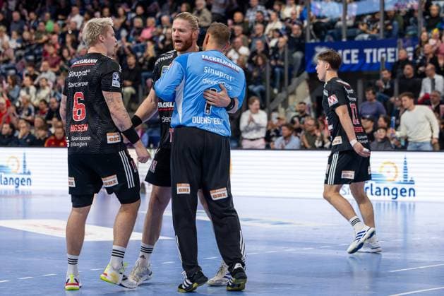 Freude nach Spiel ueber den Sieg. Marek Nissen (HC Erlangen, 06) Dario Quenstedt (HC Erlangen, 01) Maciej Gebala (HC Erlangen, 77) HC Erlangen vs. HSG Wetzlar, Handball, 1. Handball Bundesliga, Saison 2025 2026, 9. Spieltag, 18.10.2025 HC Erlangen vs. HSG Wetzlar, Handball, 1. Handball Bundesliga, Saison 2025 2026, 9. Spieltag, 18.10.2025 Nuernberg Copyright: xEibner-Pressefoto ArdanxFuessmanx EP_AFN