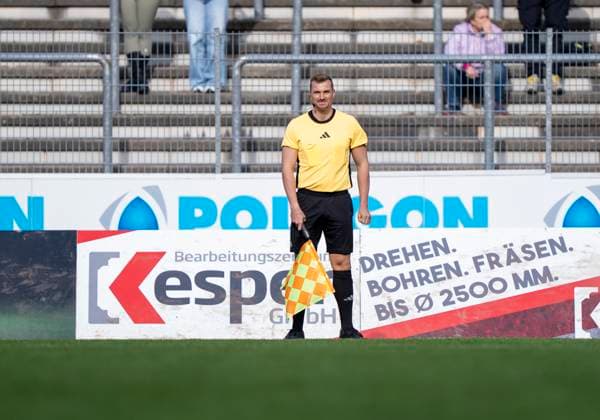 David Hartenstein (Schiedsrichter Assistent) Sportfreunde Siegen - Rot-Weiß Oberhausen 18.10.2025 Fussball, Regionalliga West, 12. Spieltag, GER, Siegen, Leimbachstadion Copyright: HMBxMedia xMarcoxBader
