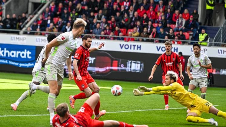 GER, 1. FBL, 1. FC Heidenheim vs SV Werder Bremen 18.10.2025, Voith-Arena, Heidenheim, GER, 1. FBL, 1. FC Heidenheim vs SV Werder Bremen, im Bild Mio Backhaus (Werder Bremen, 30) wirft sich in einen Schuss, Parade