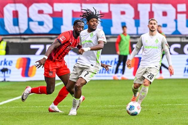 GER, 1. FBL, 1. FC Heidenheim vs SV Werder Bremen 18.10.2025, Voith-Arena, Heidenheim, GER, 1. FBL, 1. FC Heidenheim vs SV Werder Bremen, im Bild Omar Traore (Heidenheim, 23), Samuel Mbangula (Werder Bremen, 7), Romano Schmid (Werder Bremen, 20)