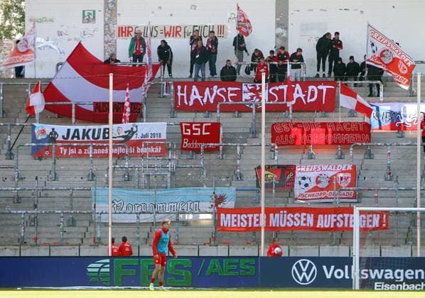 Einige Fans des Greifswalder FC nahmen den weiten Weg nach Zwickau auf sich, um ihre Mannschaft zu unterstützen. Fußball Regionalliga Nordost 2025 26 FSV Zwickau - Greifswalder FC 1:0 am 18.10.2025 FSV Zwickau - Greifswalder FC