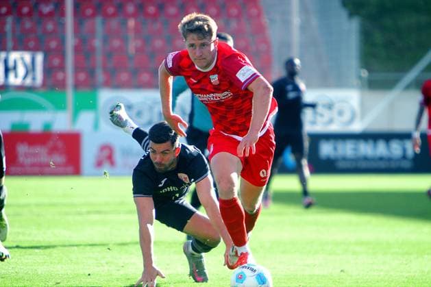 Daniel Haubner (Zwickau) setzt sich gegen Mike Eglseder (Greifswald) durch. Fußball Regionalliga Nordost 2025 26 FSV Zwickau - Greifswalder FC 1:0 am 18.10.2025 FSV Zwickau - Greifswalder FC