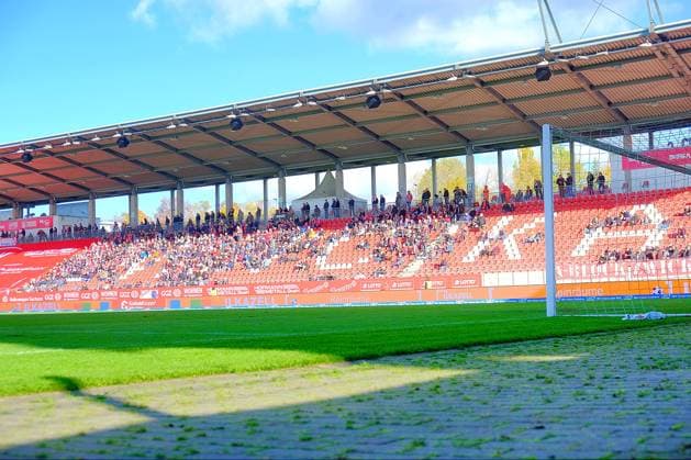 Zwickauer Stadion: Besondere Lichtstimmung in der GGZ-Arena Fußball Regionalliga Nordost 2025 26 FSV Zwickau - Greifswalder FC 1:0 am 18.10.2025 FSV Zwickau - Greifswalder FC