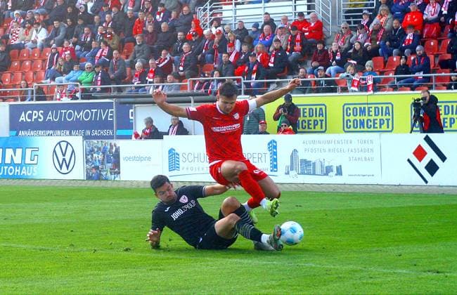 Mike Eglseder (Greifswald, am Boden) im Zweikampf mit Andrej Startsev (Zwickau) Fußball Regionalliga Nordost 2025 26 FSV Zwickau - Greifswalder FC 1:0 am 18.10.2025 FSV Zwickau - Greifswalder FC
