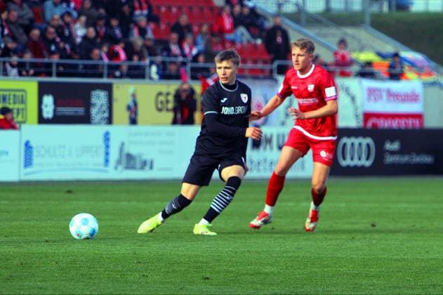 Tristan Wagner (Greifswald) , rechts Daniel Haubner (Zwickau) Fußball Regionalliga Nordost 2025 26 FSV Zwickau - Greifswalder FC 1:0 am 18.10.2025 FSV Zwickau - Greifswalder FC