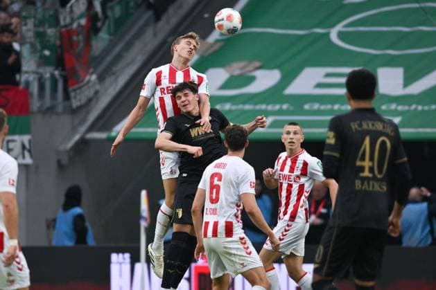Timo Hübers (1.FC Koeln), li., gegen Mert Kömür (FC Augsburg) 18.10.2025, Fussball 1. Bundesliga, Saison 2025 2026, 7. Spieltag, 1. FC Köln - FC Augsburg 1:1 DFL regulations prohibit any use of photographs as image sequences and or quasi-video Koeln RheinEnergieStadion Nordrhein Westfalen Deutschland