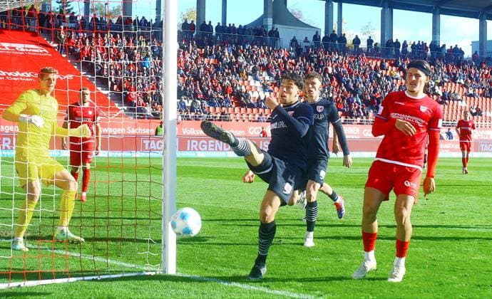 Jannis Farr (Greifswald) klärt zum Eckball, rechts Veron Dobruna (Zwickau) , links Torhüter Jakub Jakubov (Greifswald) Fußball Regionalliga Nordost 2025 26 FSV Zwickau - Greifswalder FC 1:0 am 18.10.2025 FSV Zwickau - Greifswalder FC